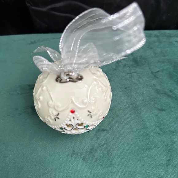 Holiday, 2003 Ceramic Christmas ball with bow - Picture 4 of 5